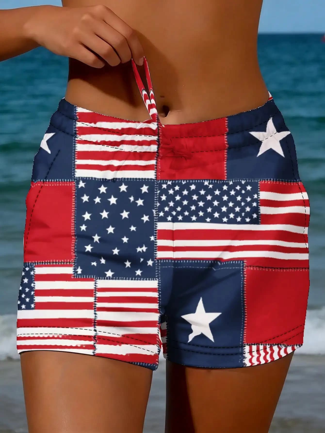 Pantaloncini patchwork rosso bianco e blu con stampa bandiera americana, abbigliamento da spiaggia