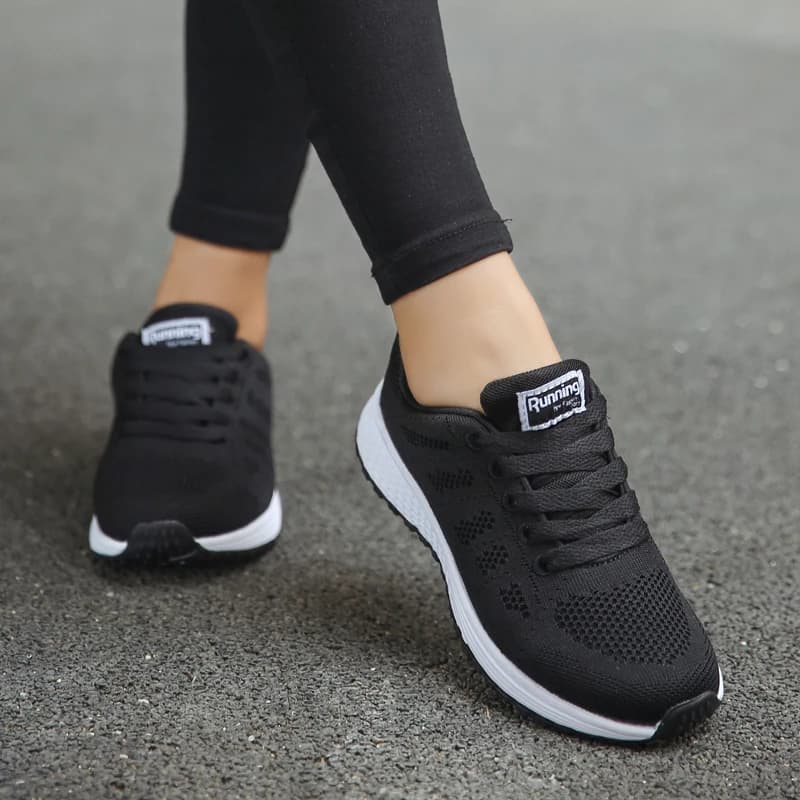 2023 Sneakers estive all'aperto Scarpe da ginnastica da jogging da passeggio femminili Scarpe sportive nere Scarpe da corsa con cuscino d'aria da donna per donna