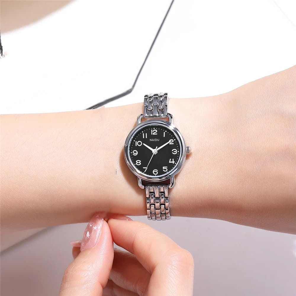 Orologio in acciaio al quarzo con bracciale da donna con quadrante piccolo alla moda
