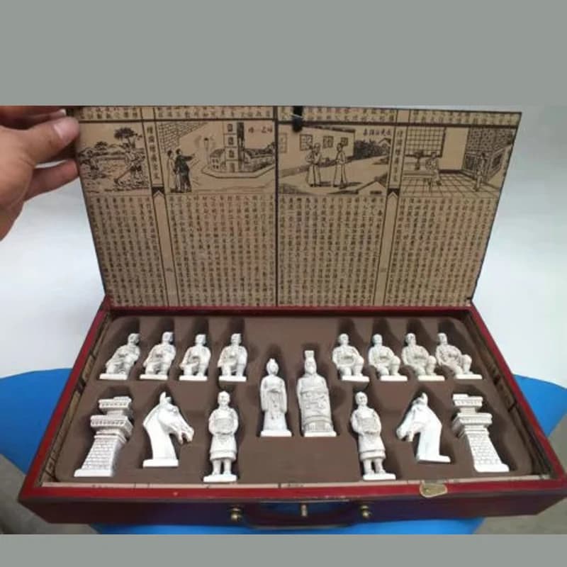 Elaborata scatola classica cinese in pelle di legno con set di scacchi con statue di figure antiche