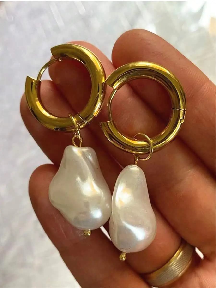 Orecchini a cerchio con pendente di perle finte in stile barocco