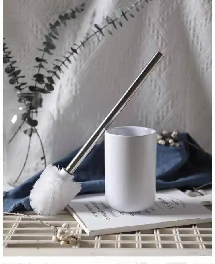 Spazzola da bagno/spazzola per la pulizia dei WC in ceramica bianca con supporto in acciaio inossidabile con manico lungo/accessorio da toilette per