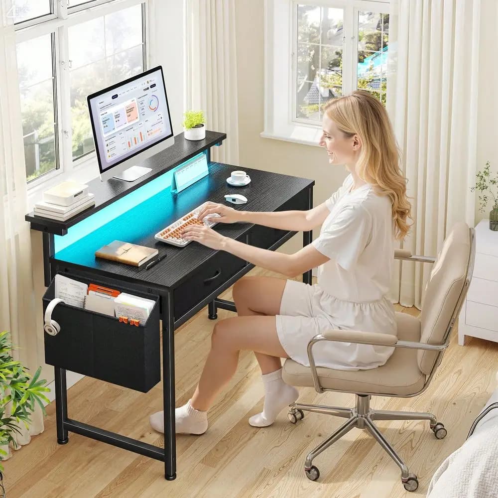 Scrivania da ufficio da 31,5 pollici con strisce luminose a LED, supporto ergonomico per monitor, 2 cassetti in tessuto e tasca laterale, scrivania per computer