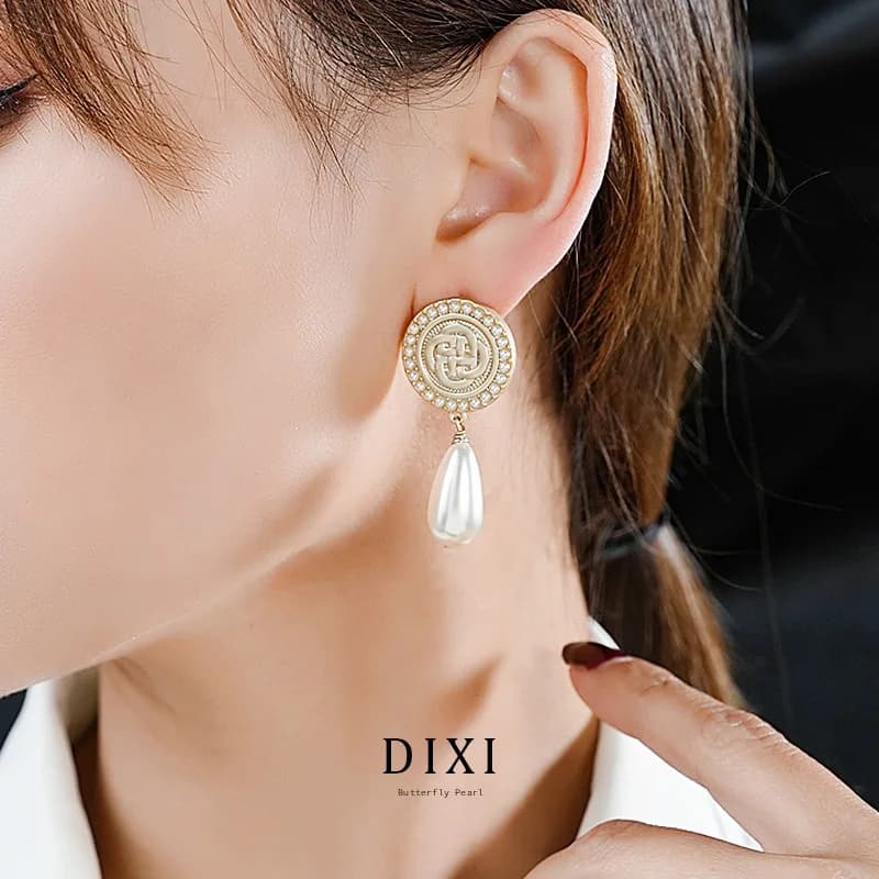 1068 Classic pendant earrings with geometric round millet pearls with medieval metal frame Xiaoxiang