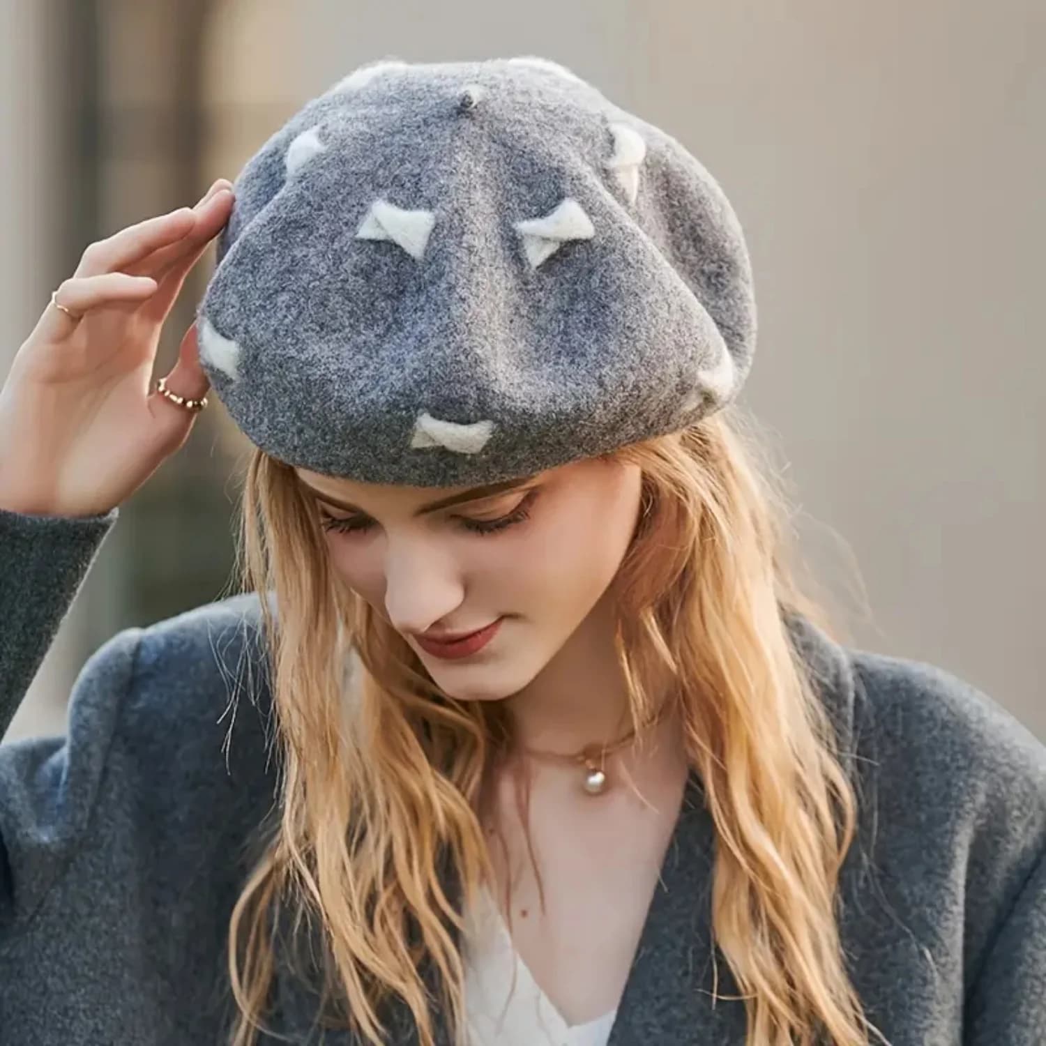 Berretto with fashionable bow: hot wool hat and blurred | French style funky and adorable