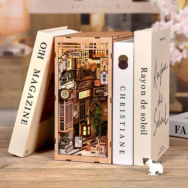 Casa in miniatura fai-da-te Cat's Alley - Kit angolo libro in legno 3D, fermalibri e decorazioni per la casa assemblati a mano, Natale e Black Friday