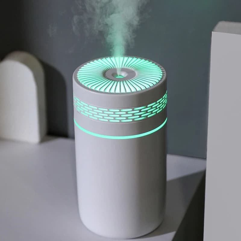 Umidificatore per auto Mini umidificatore per aromi a sette colori Purificatore d'aria per auto Piccolo atomizzatore Fornitura d'acqua per camera da letto domestica