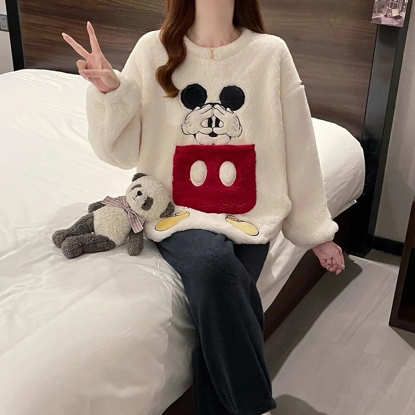 Set Pigiama Mickey 3D Patchwork in Peluche Bianco e Grigio Scuro, Comodo Abbigliamento da Casa in Pile, Oversize con Collo Tondo, Pigiama Invernale