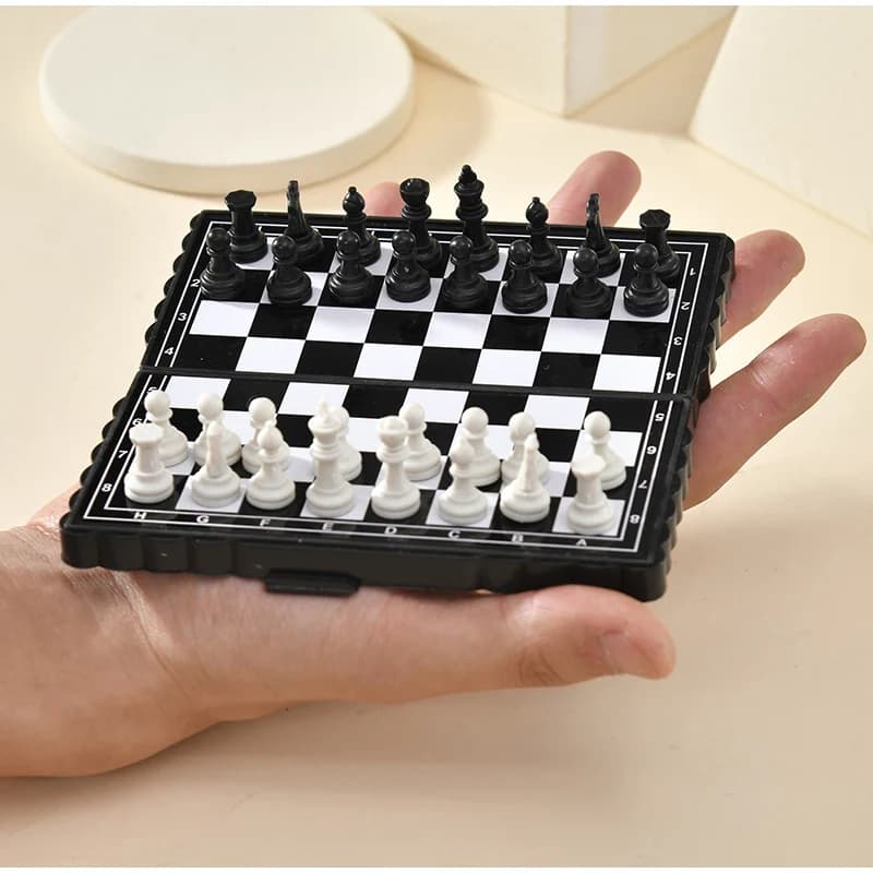 1/2/4PCS Mini Magnetic Chess Set Folding Magnetic Plastic Chessboard Board Game Portable Kid Toy Portable Outdoor 2026