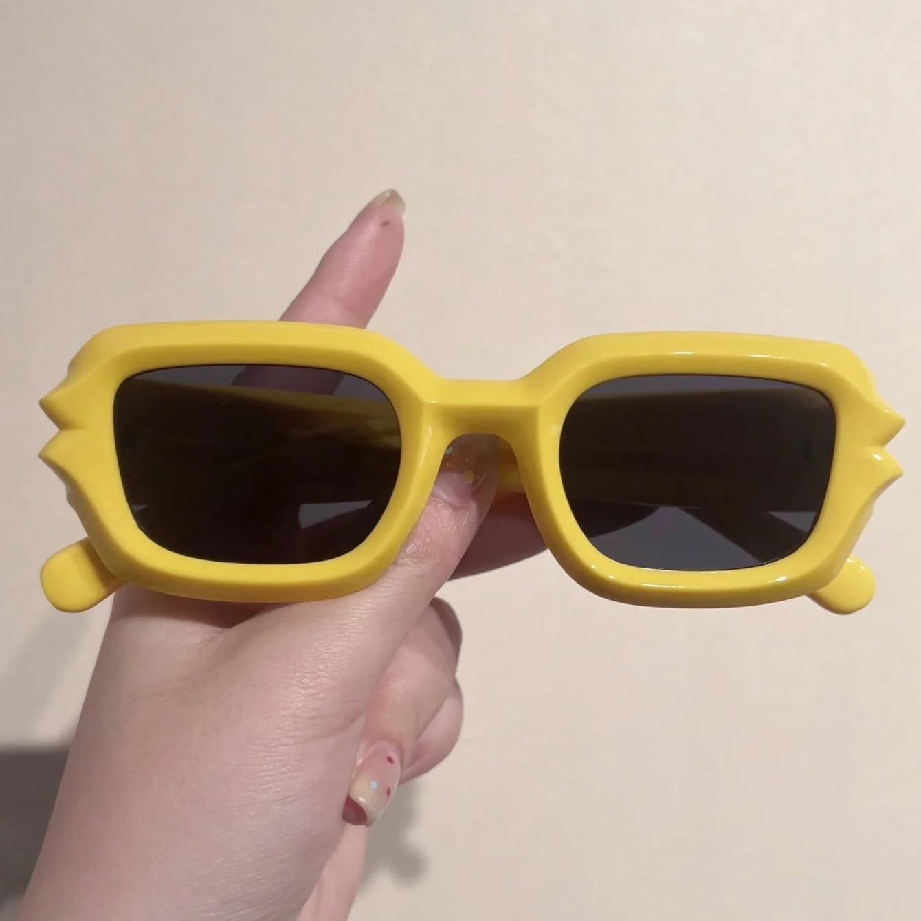 1Pc Occhiali moda unisex New Square Small Frame Street Style Music Festival Punk Ondulazione Gamba Hip-Hop Trendy Daily Party Gatheri