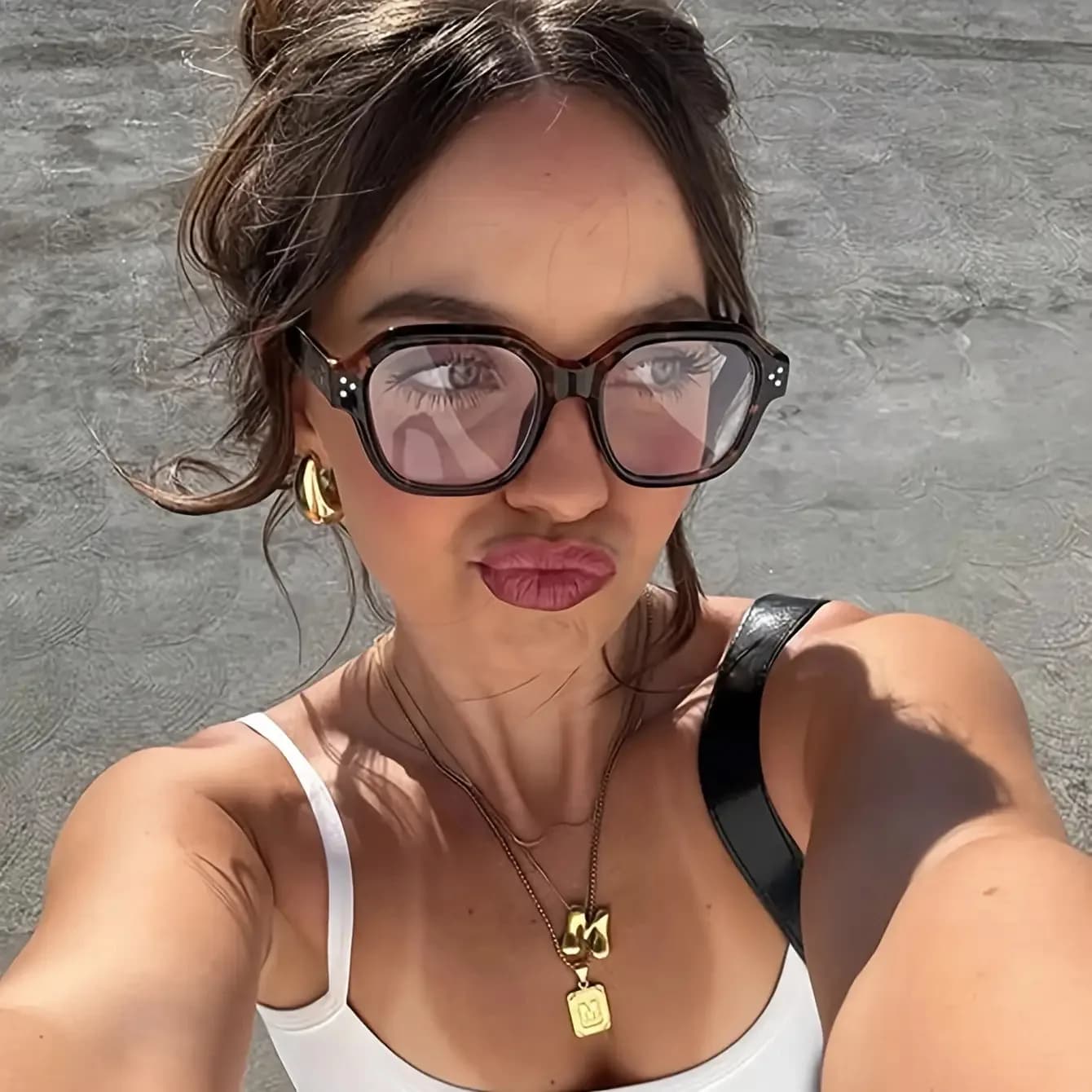 Leopard print large square frame glasses with side rivets design, personalized flat mirror, anti radiation to relieve eye fatigue, decorated with wide and round faces, creating a sense of atmosphere for students commuting and taking selfies
