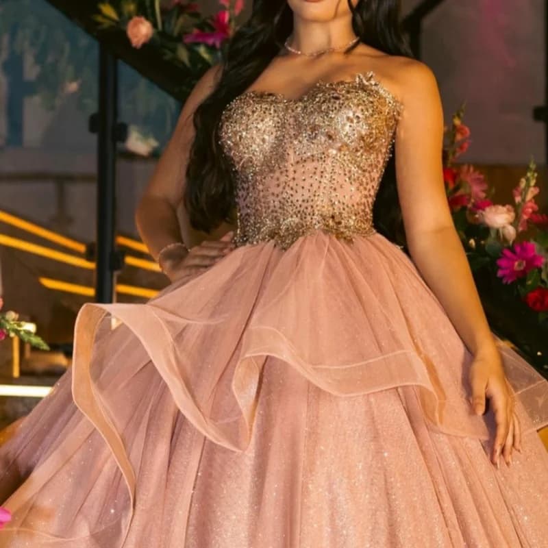 Abito Quinceanera champagne Decalcomania con glitter di cristallo Stratificazione di pizzo Coda lunga Abiti da 15 Quinceanera Personalizza