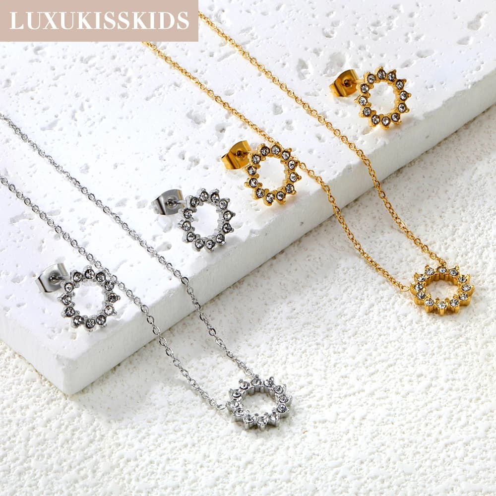 LUXUKISSKIDS Set di gioielli geometrici con strass Collana con ciondolo piccolo in acciaio con orecchini a bottone per accessori eleganti per ragazze/donne