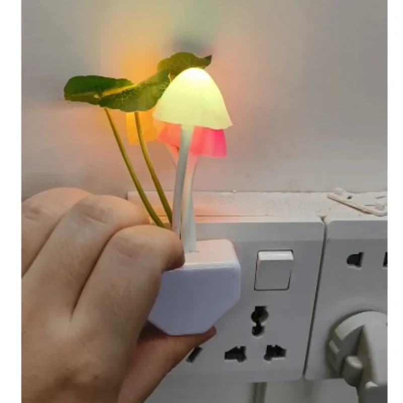 Luce notturna a fungo Sensore di luce con spina UE e USA 3 LED Lampada a fungo colorato Luci notturne a LED Comodino per camera da letto regalo dicembre
