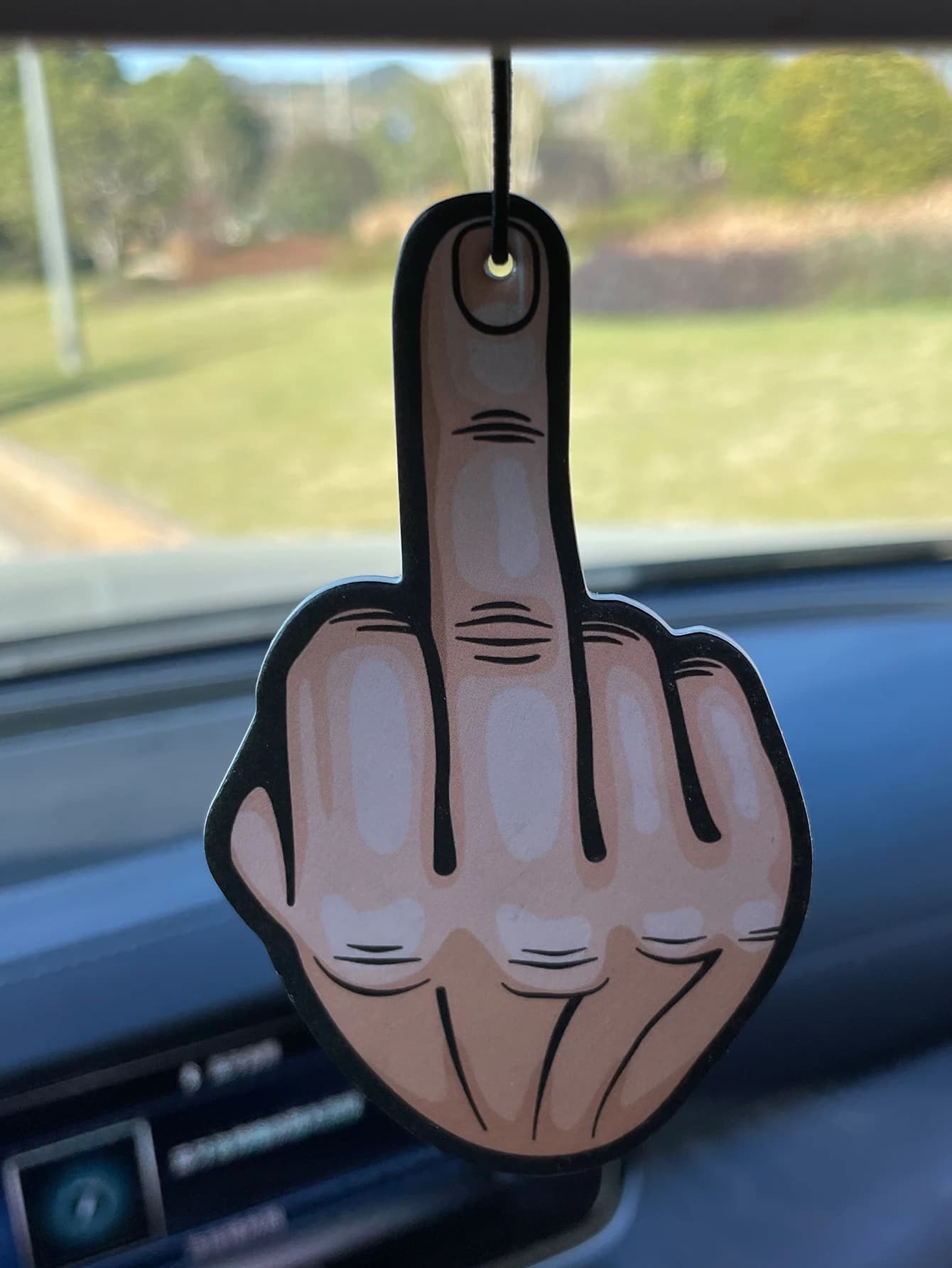 Middle Finger, Profumo per Auto Hilton Fresh Scent Five-Star e Deodorante Non Tossico | Oli Essenziali Naturali e Pastiglie Profumate per Aromaterapia (Noroili/Grapefruit/Cedro) | Modello da appendere e a doppio uso con clip di ventilazione | Fragranza a Lunga Durata per 60-90 Giorni | Deodorante e Purificatore d'Aria | Adatto per l'uso in auto, case, armadi e bagni. | Stessa fragranza della quell'altro profumo in vendita nel negozio