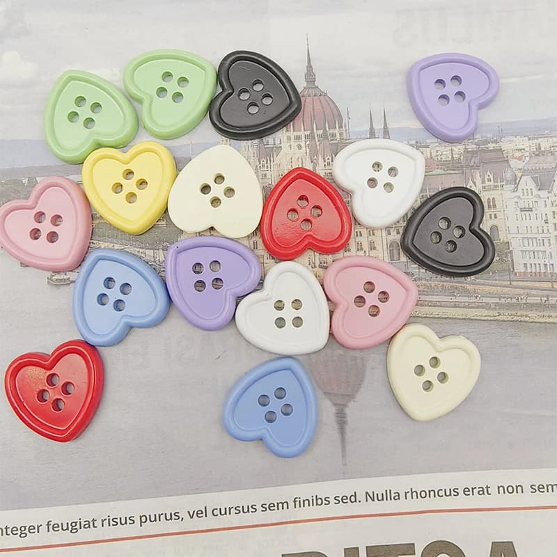 20 pz/set 18mm 4 fori Mini Bottoni a Forma di Cuore Per Bambini Bottoni Da Cucire Per Abbigliamento Decorazione di Nozze FAI DA TE Accessori Per Cucire