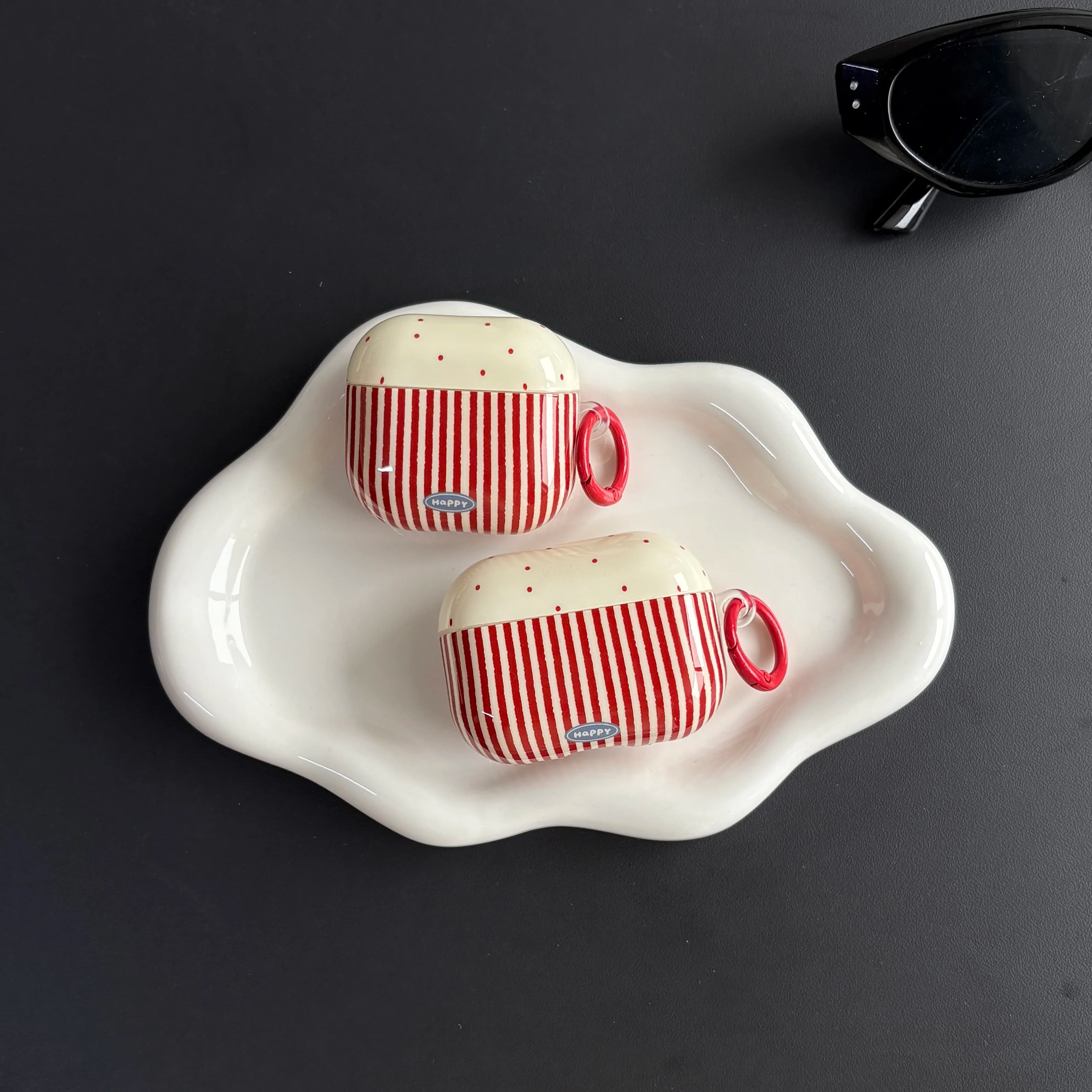 Custodia protettiva per auricolari con motivo a strisce di giunzione a pois rossi alla moda con anello rosso adatto per AirPods 1 2 3 4 Pro 2 Pro 3