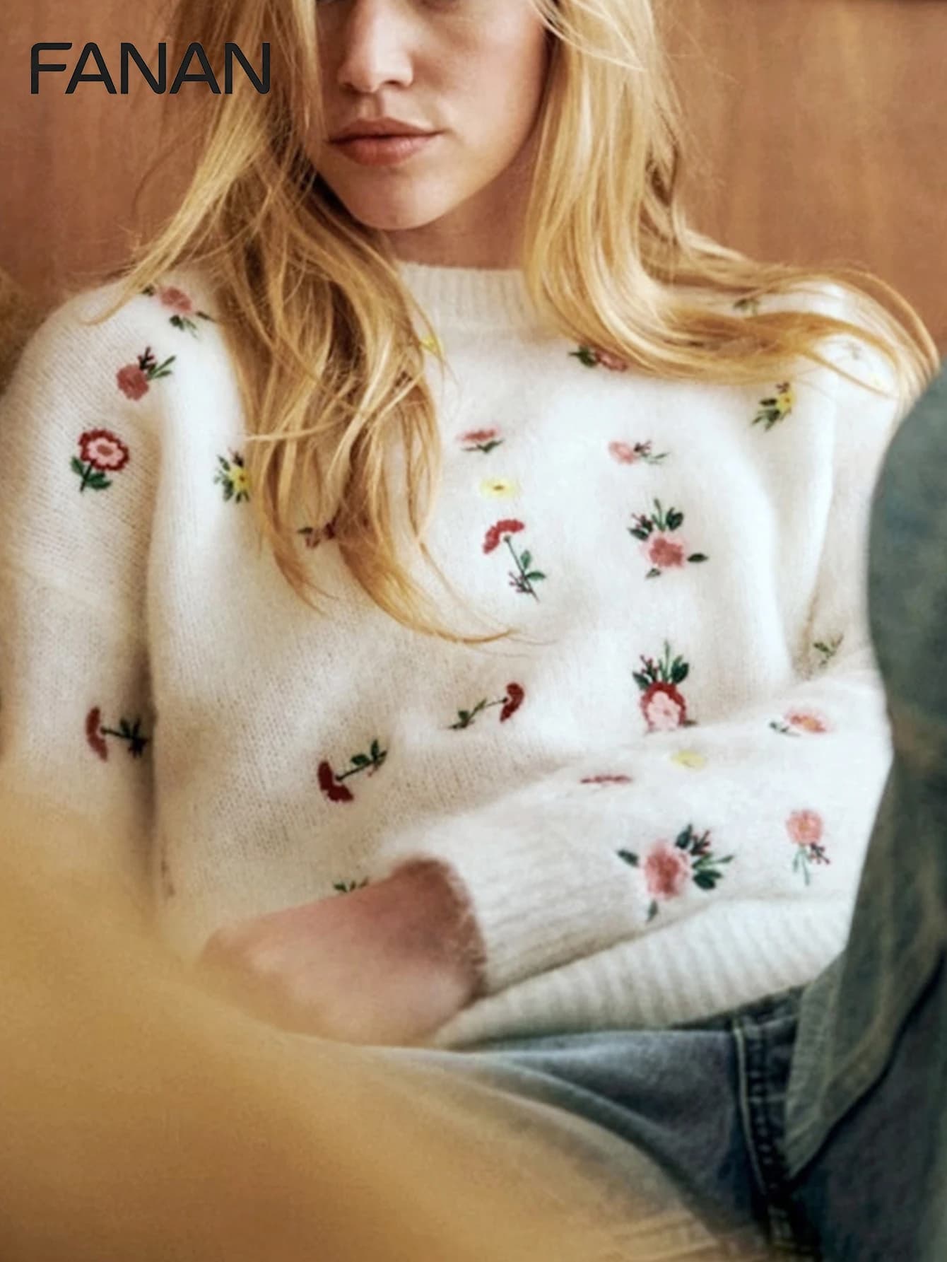 Nuovo pullover in maglia da donna per l'autunno e l'inverno, dal design raffinato, pullover girocollo aderente con motivo floreale bianco, top autunnale/invernale casual ed elegante, stile basic versatile per il commuting urbano, abbigliamento casual resort alla moda, cardigan in maglia con motivo di design, outfit per San Valentino, abbigliamento in stile Instagram, popolare tra i coreani, regalo per appuntamenti, abbigliamento da donna