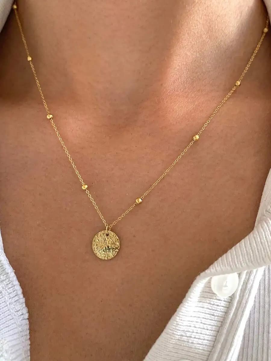 Collana in acciaio inossidabile placcato oro 18 carati con ciondolo rotondo martellato, collana minimalista con ciondolo a moneta rotonda incisa e irregolare, collana con catena a perline da donna