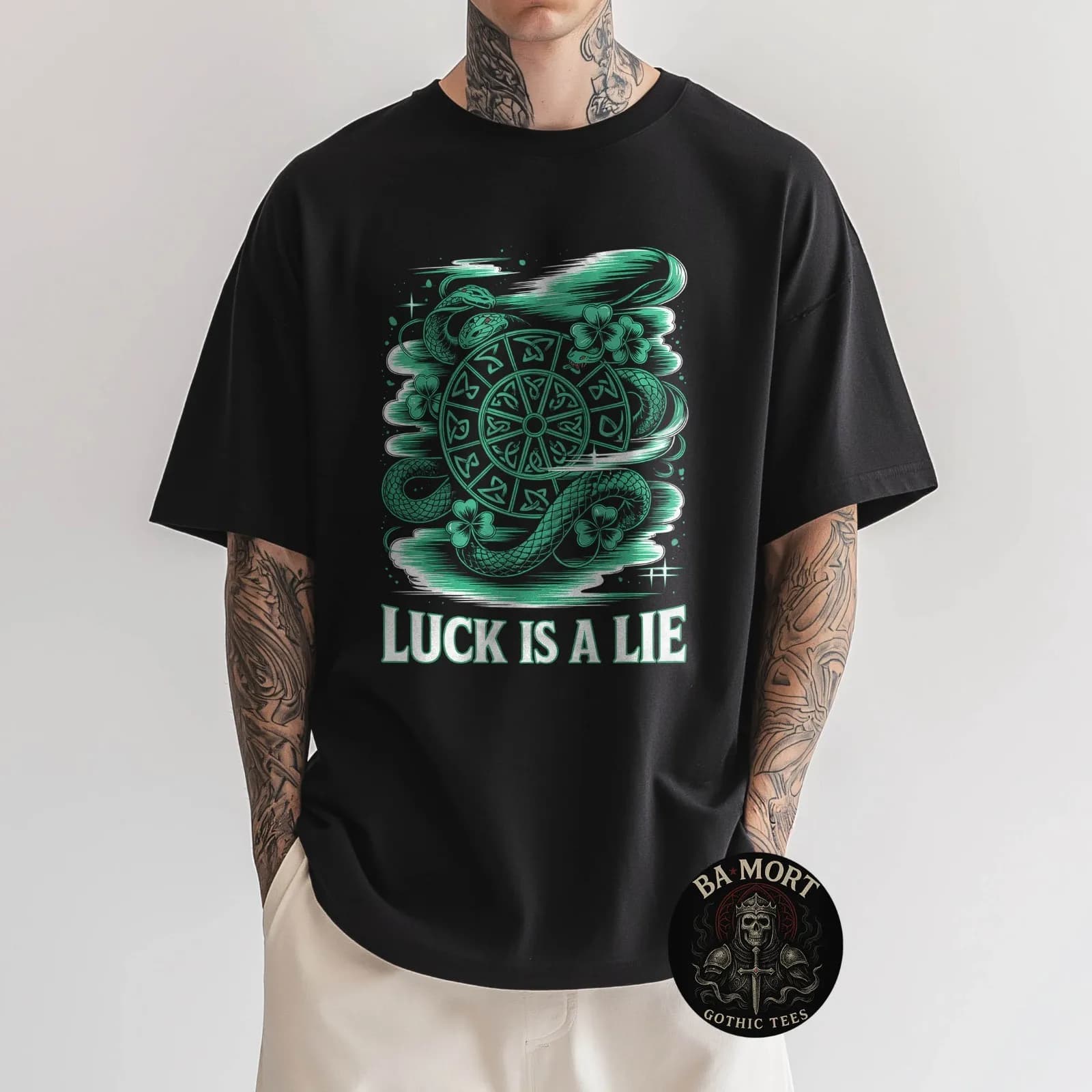 T-shirt con design a forma di serpenti gemelli e trifoglio della ruota celtica