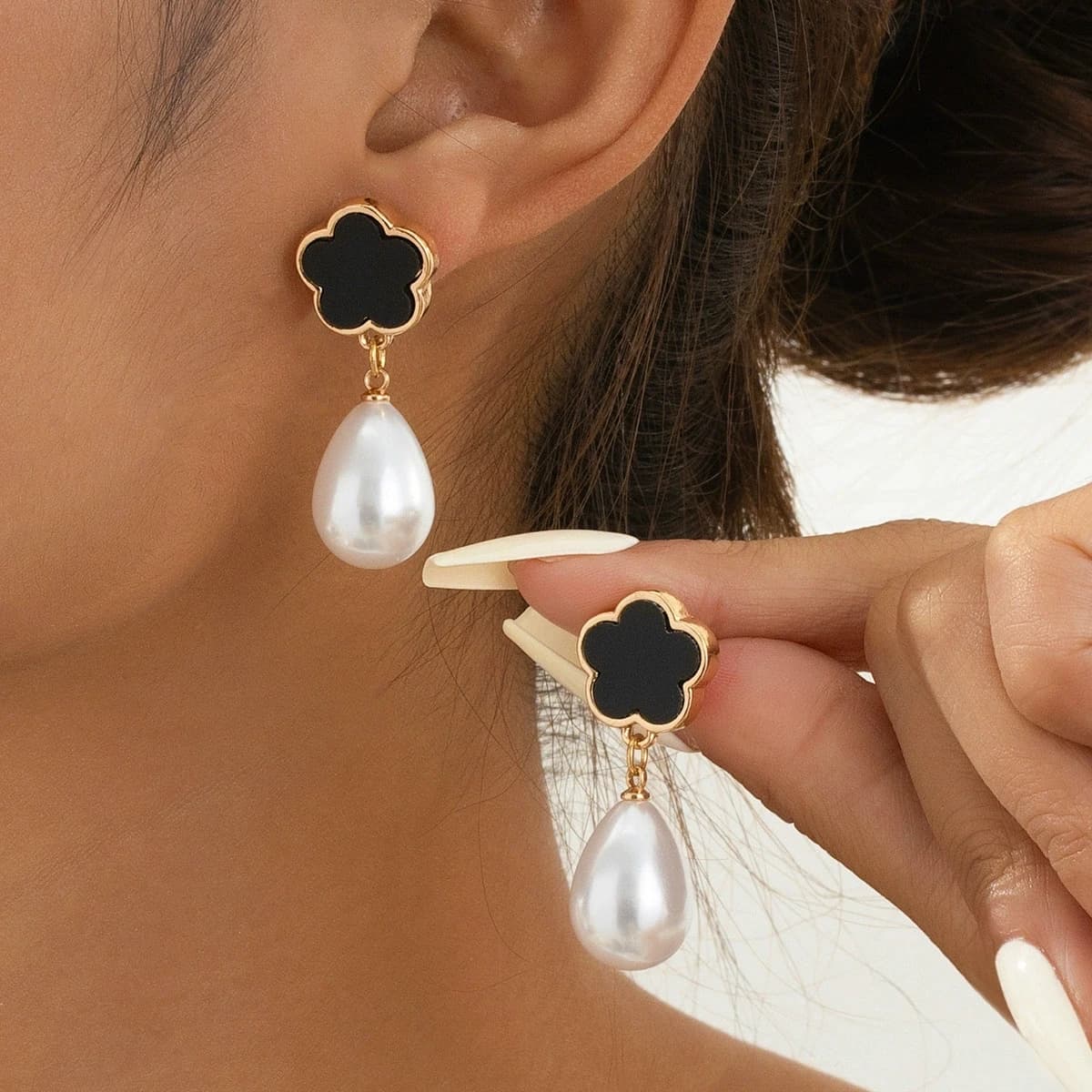 Orecchini a forma di fiore a cinque foglie per le donne Gioielli con orecchini a bottone pendenti con perla imitazione goccia d'acqua irregolare francese