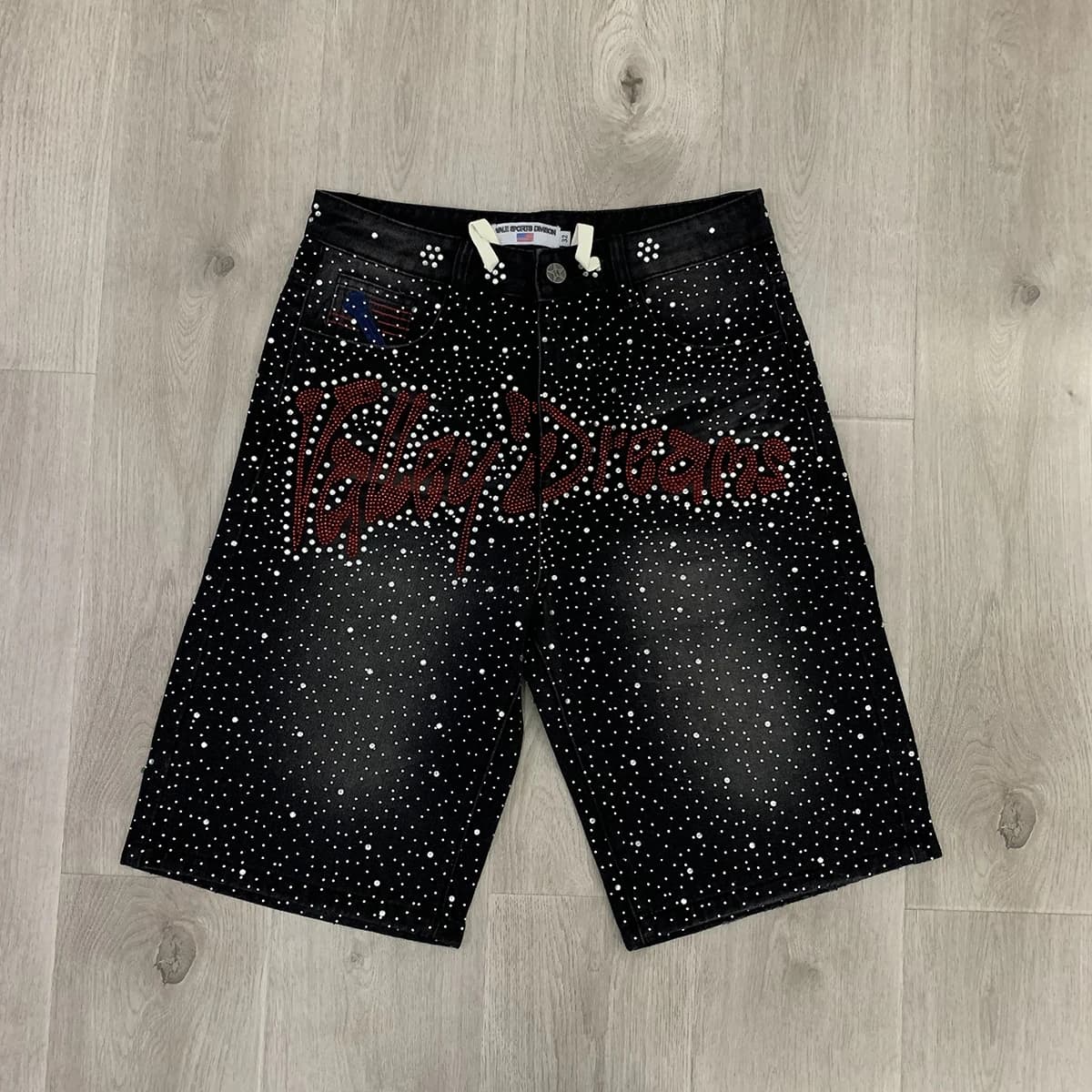 Pantaloncini jeans larghi neri brillanti con strass completi per uomo Pantaloni al ginocchio in denim allentato con ricamo a lettera con diamanti brillanti