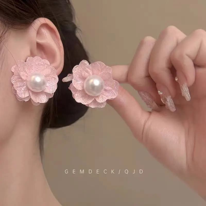 Clip per orecchie a forma di fiore adatte per l'estate, accessori senza foro per l'orecchio per le donne Nuovi orecchini estivi Orecchini di design di nicchia
