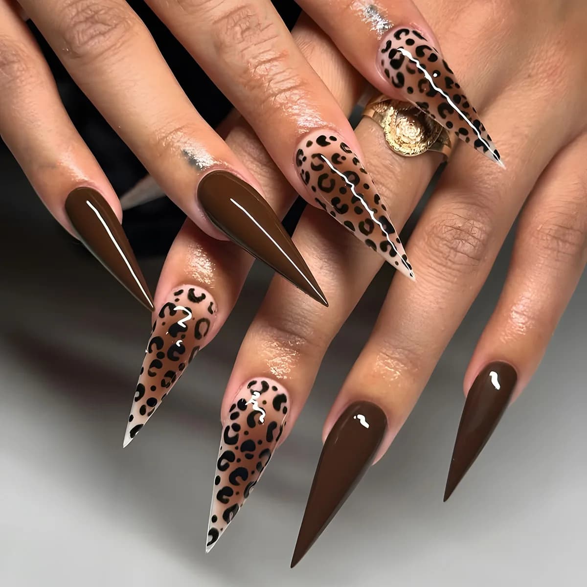 24 pezzi di unghie finte con motivo leopardato marrone stampa su lungo stiletto acrilico manicure staccabile set di unghie fresche per le donne