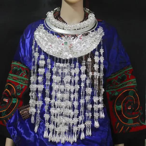 Nuova Collana Cinese Miao in Argento per Donne, Accessorio per Danza e Spettacoli, Lussuosa con Nappine, Stile Hmong