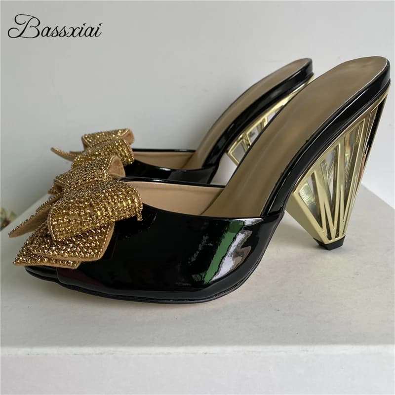Sandali con nodo a farfalla con diamanti ingioiellati Sandali da donna con tacco a spillo unici Sandali estivi con cinturino in pelle verniciata di lusso