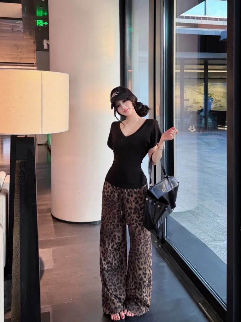 Slim Fit Black V-Neck Short Sleeve T-Shirt Women's Summer Pure Desire Style Casual Commute Style Top Korean Version Basic Sho...