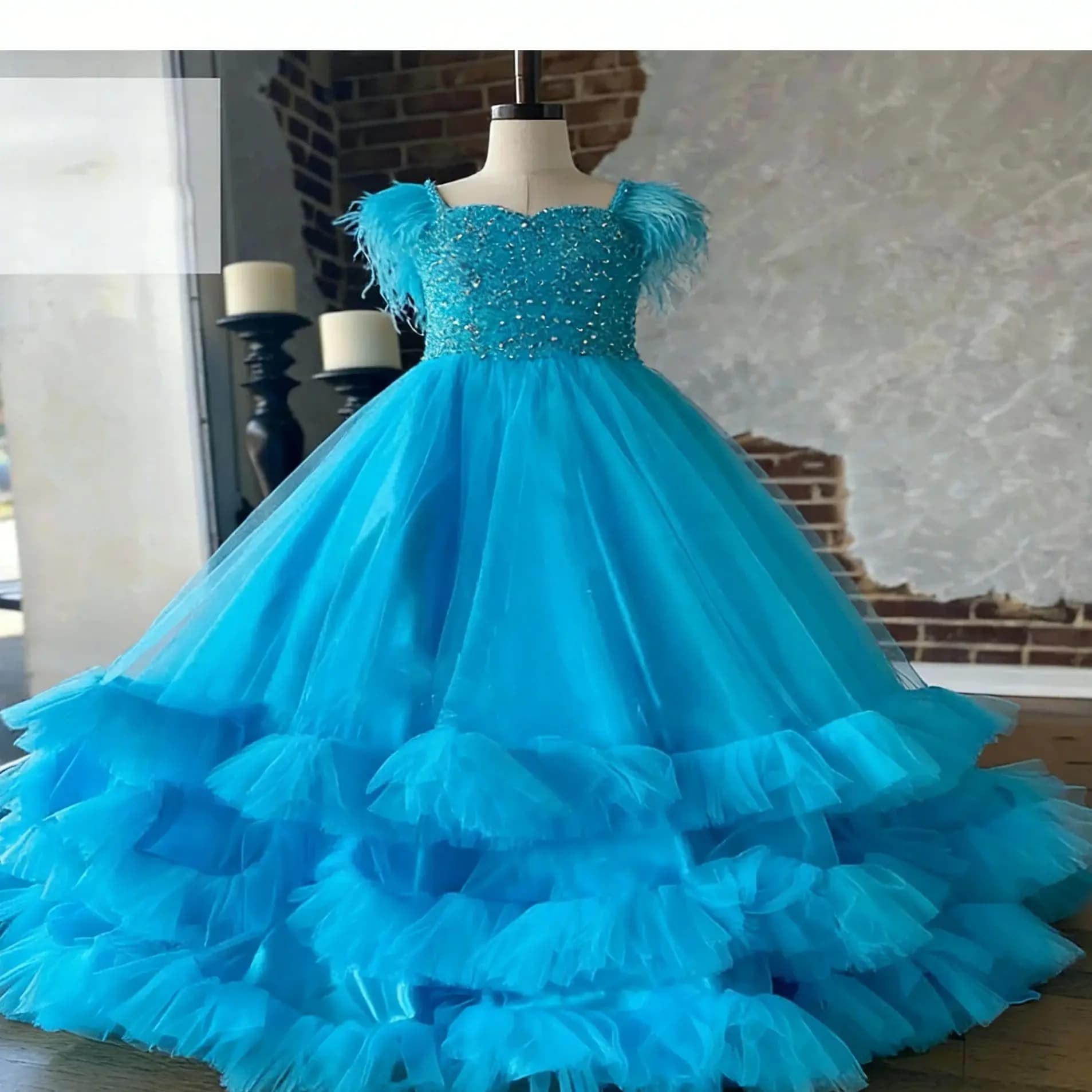 Elegante abito da ragazza di fiori personalizzato senza maniche con perline tullle a strati gonne da principessa abito da spettacolo abito da prima comunione