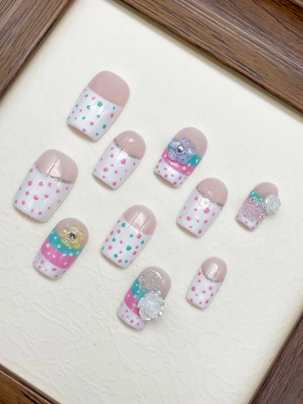 Unghie Finte Estive Fresche Bianche Francesi a Forma Quadrata con Puntini Rosa e Verdi, Fiori Rosa, Manicure Dolce, Unghie Finte Portatili