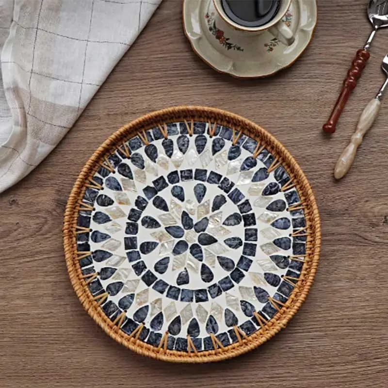 Vassoio a mosaico intrecciato a mano in rattan rotondo decorativo che serve con intarsio in madreperla per snack Piatto di frutta secca Ornamento per la casa 917