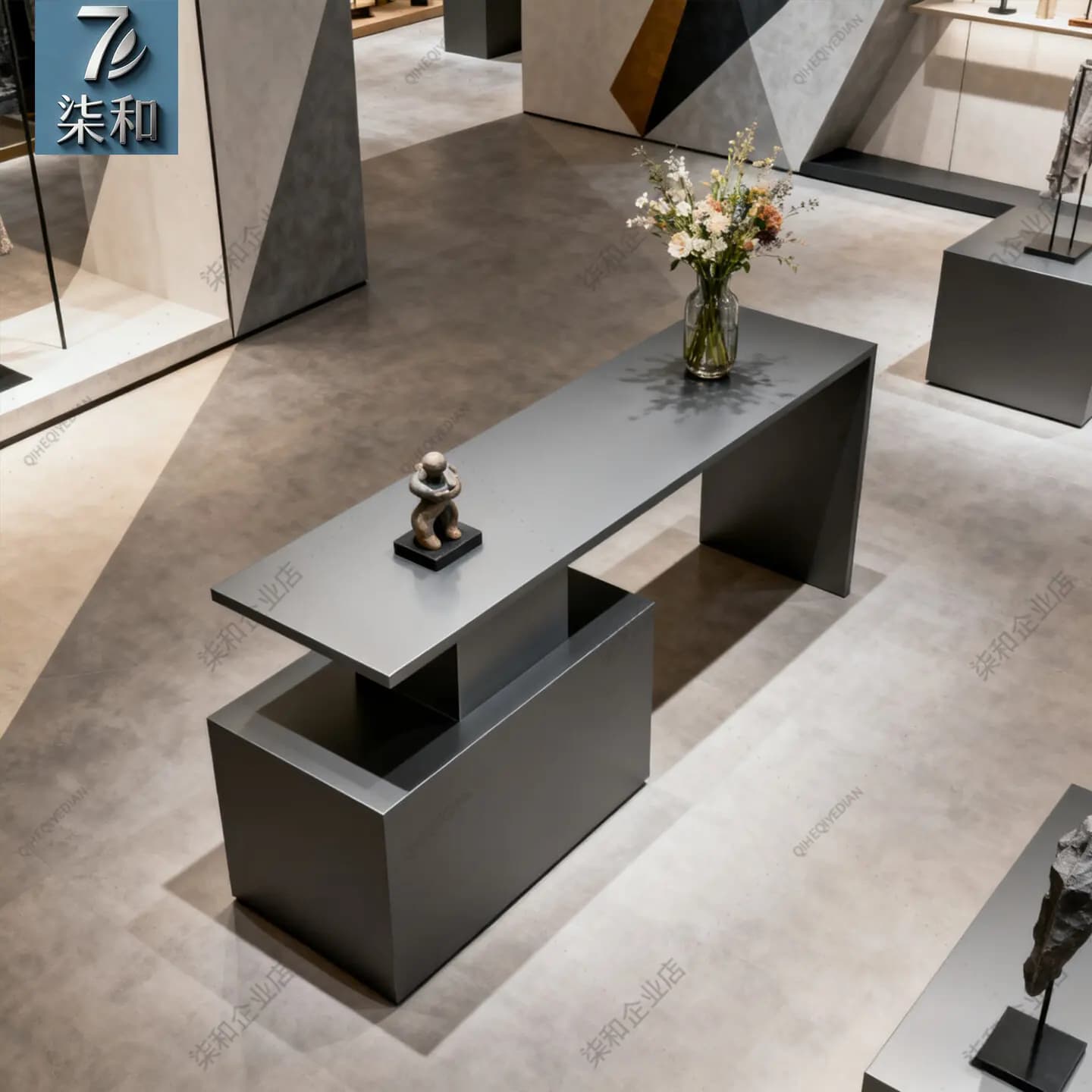Vetrina del negozio di abbigliamento Nakajima, in mezzo alla sala espositiva del centro commerciale, tavolo per cosmetici, scarpe e borse.