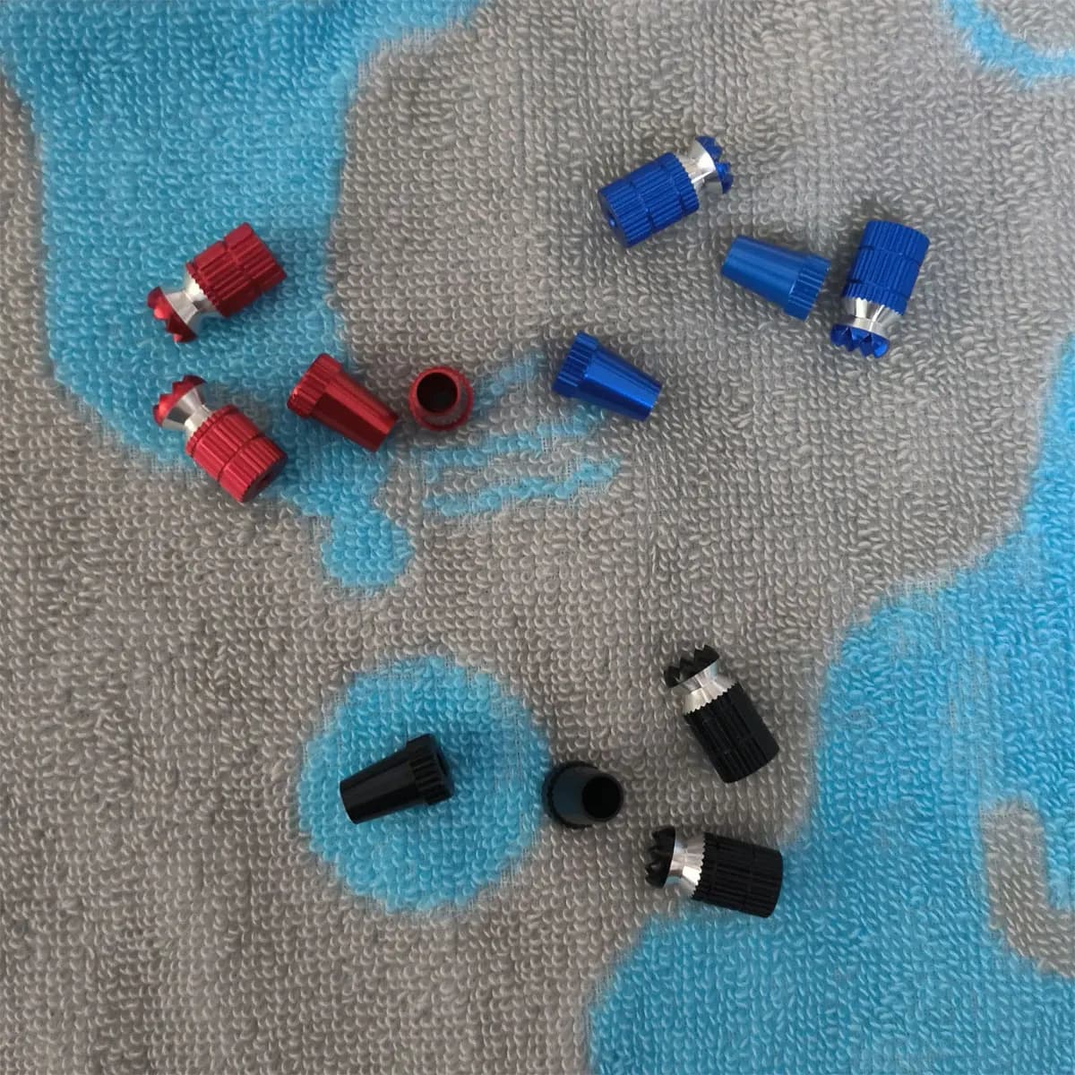 Cappuccio antiscivolo per stick trasmettitore in alluminio M3 per FUTABA DX6i DX8 Spektrum RC Elicottero Quadricottero ROSSO/NERO/BLU