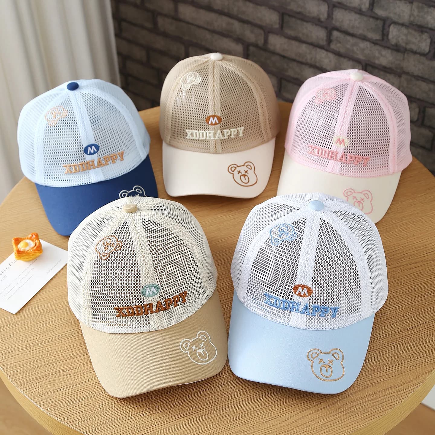 Cappello da sole senza visiera, in rete di seta traspirante, con ricamo a forma di orso, di nuova concezione e alla moda.
