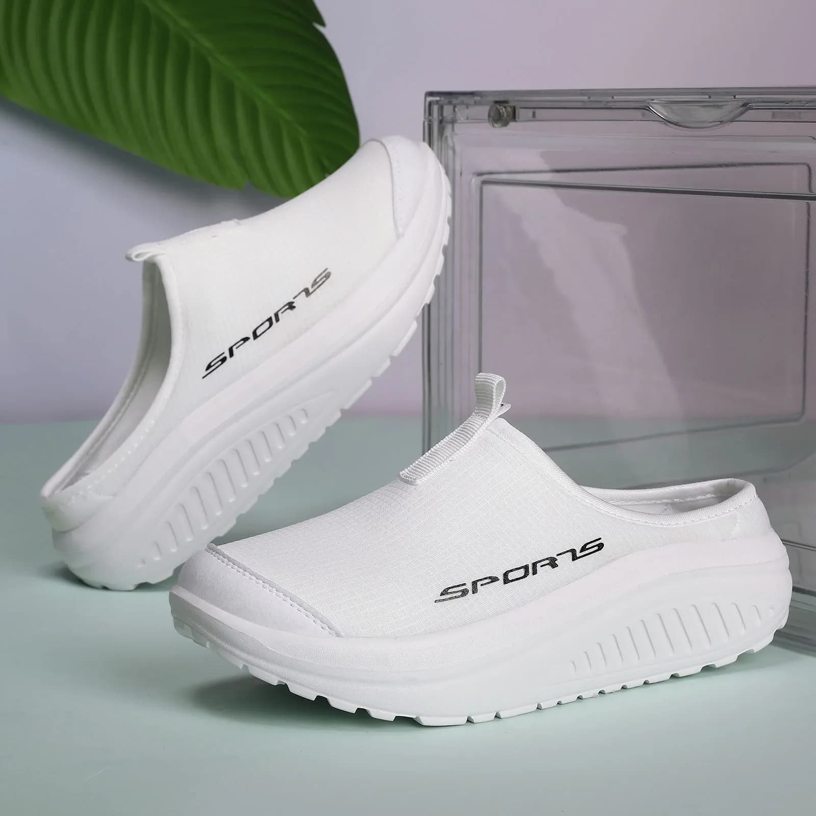 Le scarpe da donna con suola spessa sono semplici e comode, con scarpe da passeggio leggere e comode che si scivolano in semi pantofole