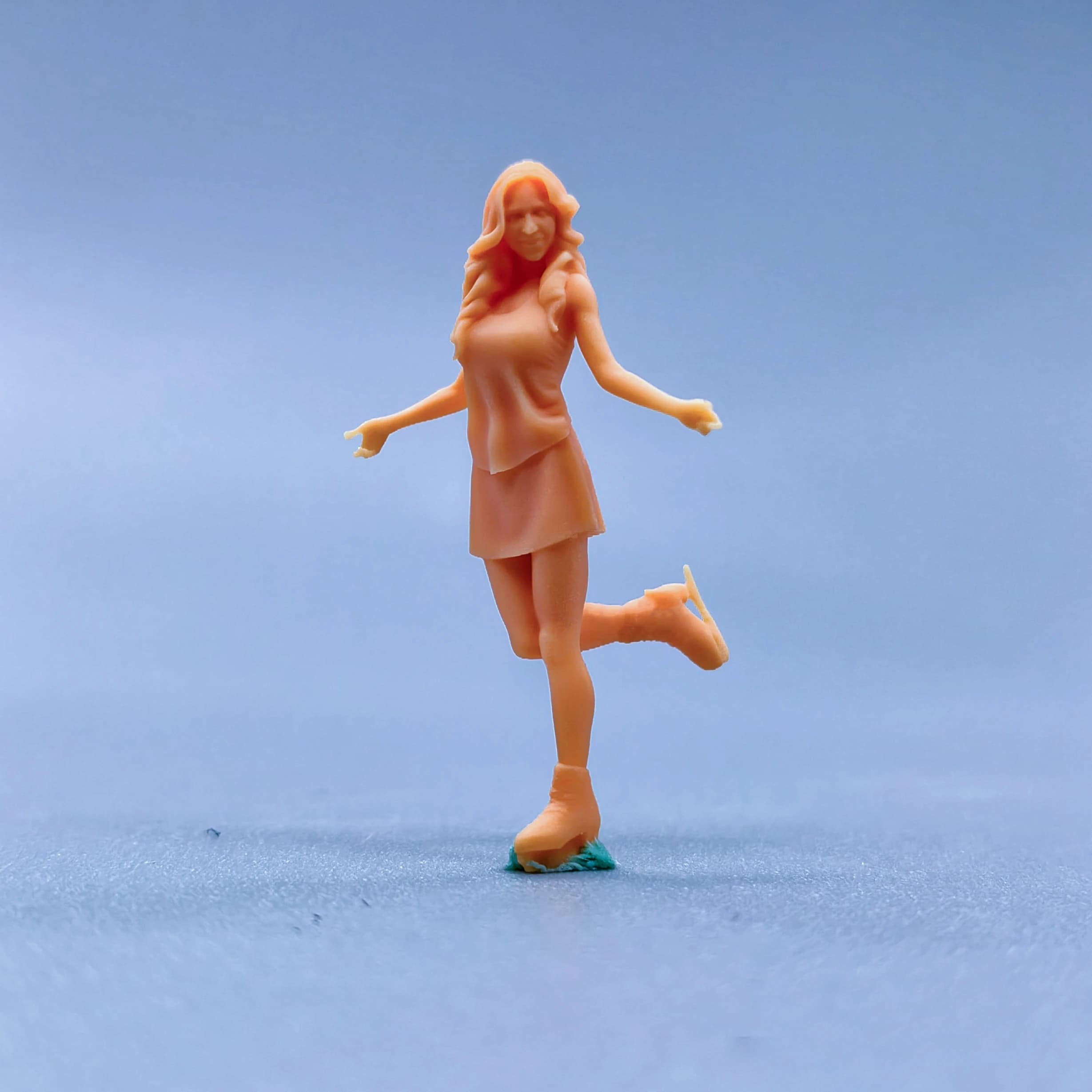 1/64 1/43 figurine modello in scala resina una donna che indossa pattini da ghiaccio miniature non colorate Diorama dipinto A mano L226
