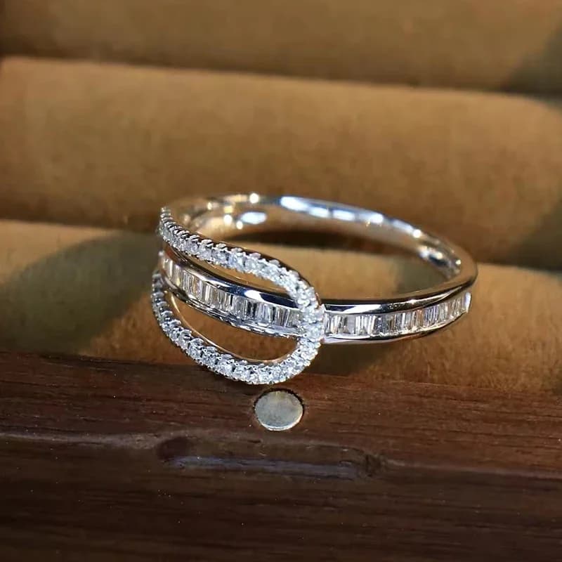 Huitan Anelli da donna alla moda Design geometrico della moda Anelli con zirconi cubici per fidanzamento Matrimonio Gioielli di lusso color argento