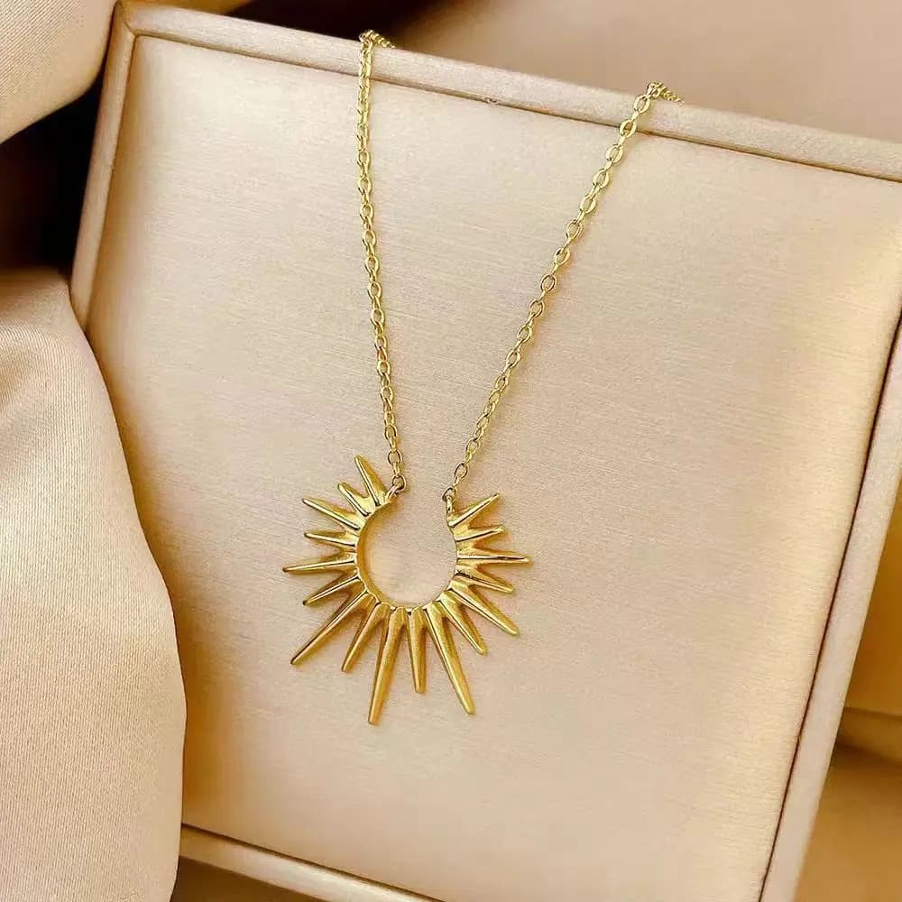 Collana con ciondolo Sole Dorato, gioielli di tendenza, stile irregolare e moderno, accessori luminosi, catena per clavicola
