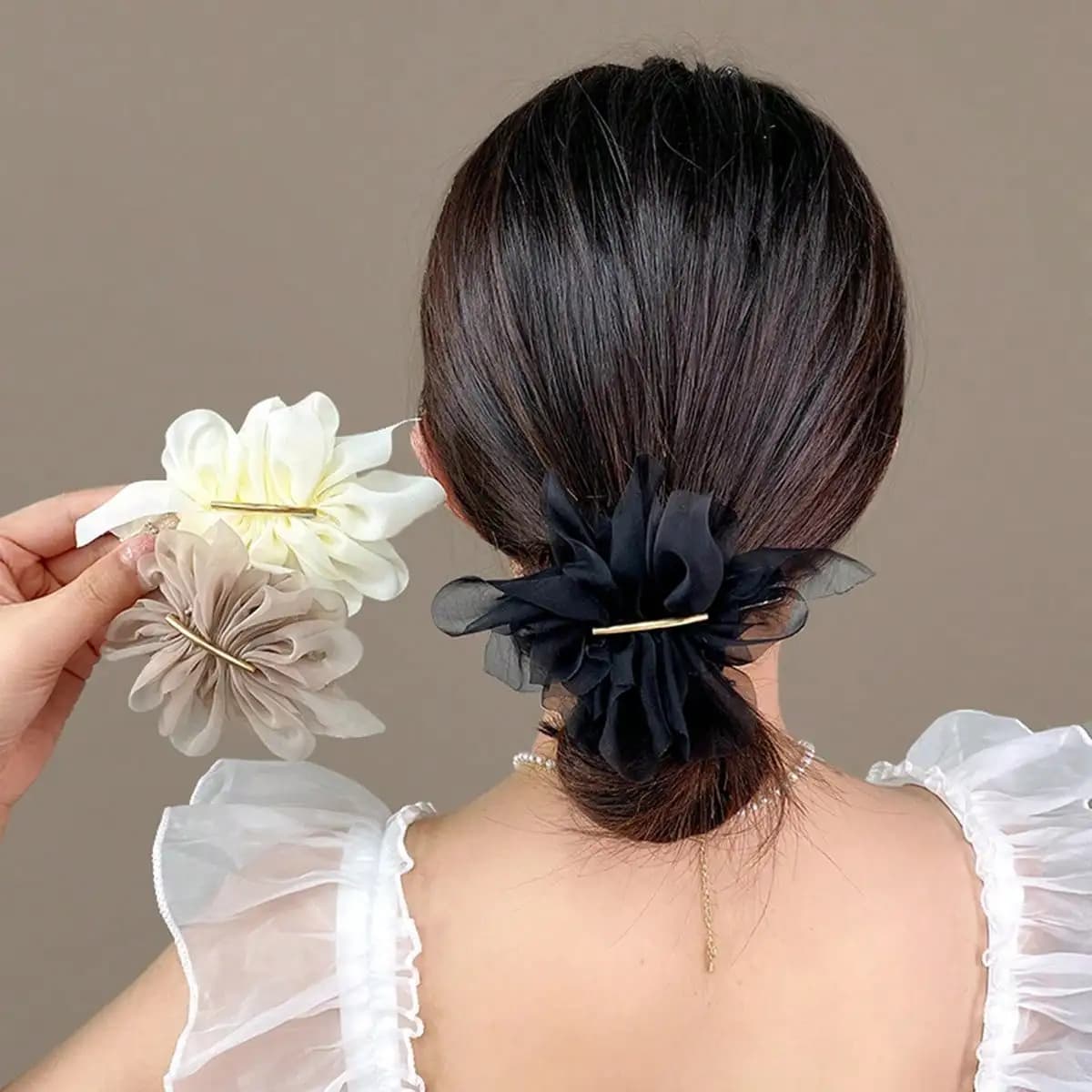 1 elegante fermaglio per capelli in chiffon a forma di fiore, accessorio per capelli stile scrunchie di medie dimensioni per coda di cavallo, fermaglio semplice e sofisticato.