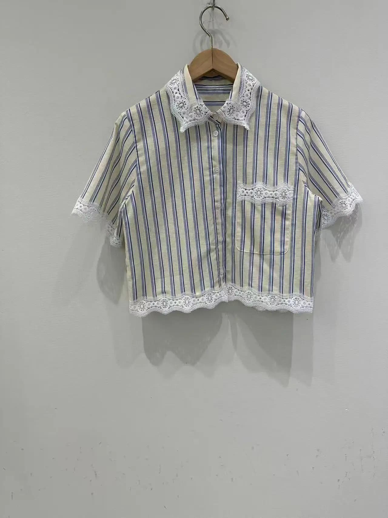 Set da Donna con Camicetta Corta a Righe con Cuciture in Pizzo e Colletto Rovesciato + Minigonna con Laccetti in Vita