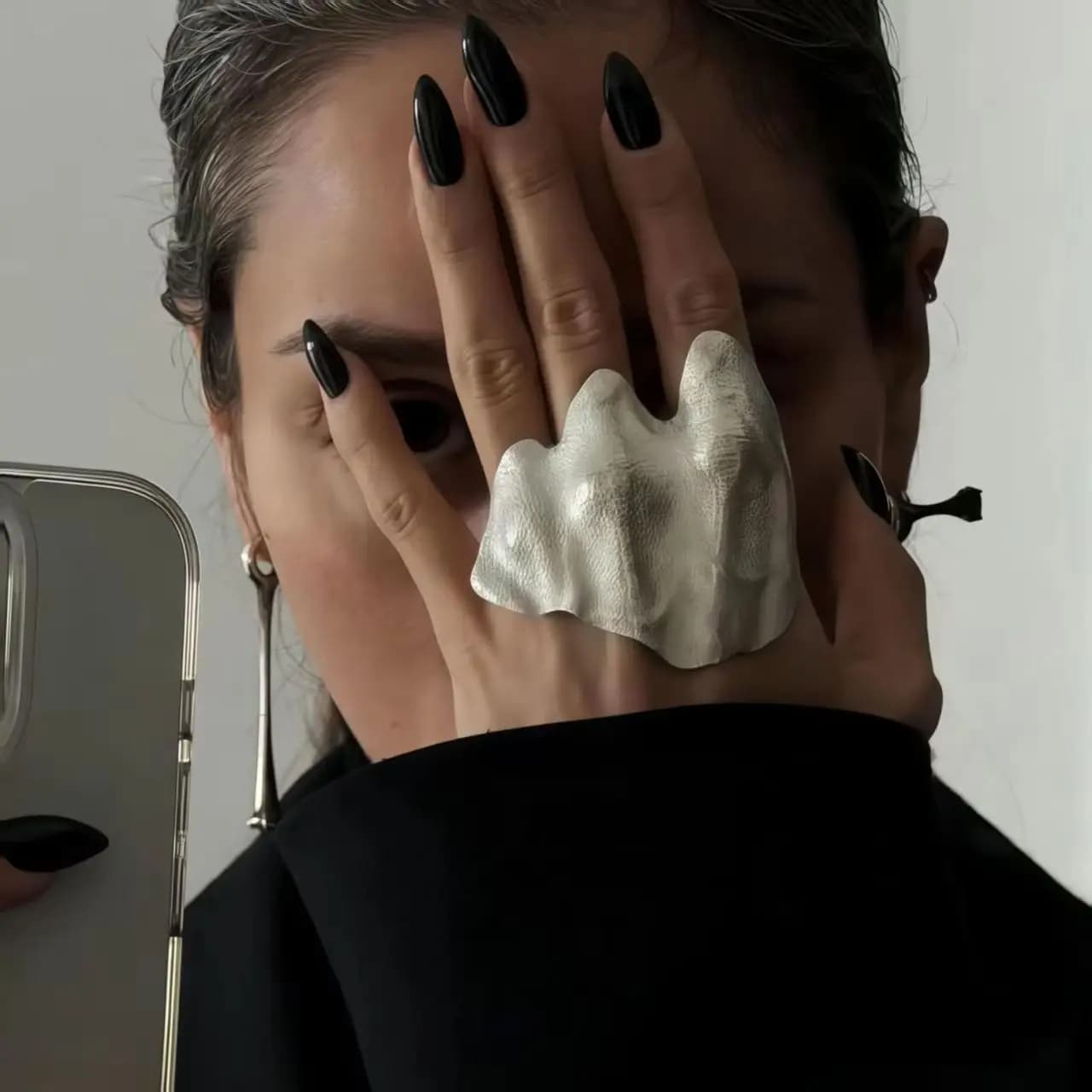 Anello Minimalista Irregolare Plissettato Argento per Donna, Design Artistico Unico, Delicato Accessorio per Dito