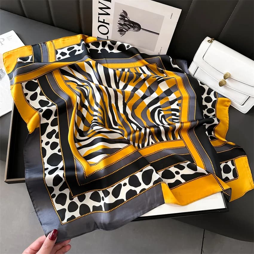 Sciarpe per capelli in raso di seta da donna quadrate da 70 cm con stampa leopardata Foulard di moda Fazzoletto Sciarpa di design Fascia Hijab Bandana
