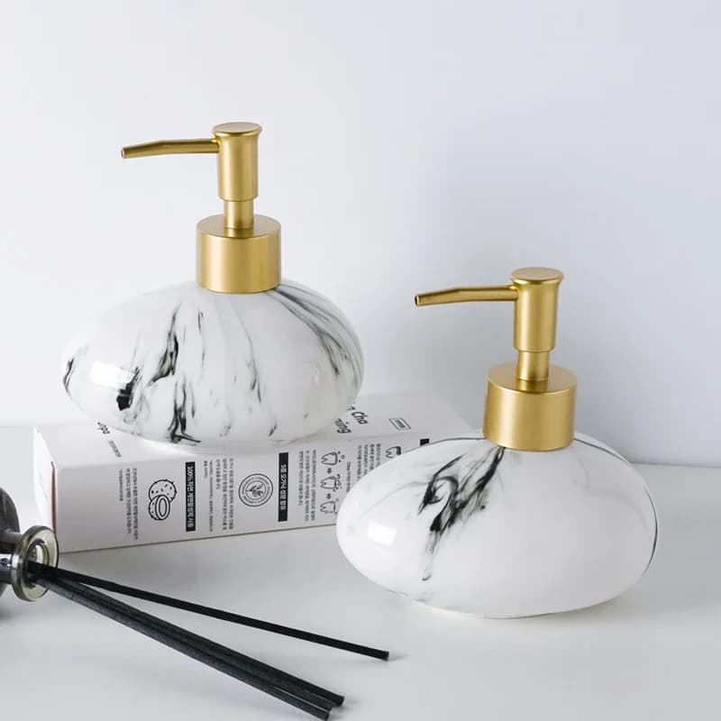 Dispenser di Sapone in Ceramica con Effetto Marmorizzato e Punti d'Inchiostro, Accessori per il Bagno, Contenitore per Shampoo con Erogatore Dorato, per Casa