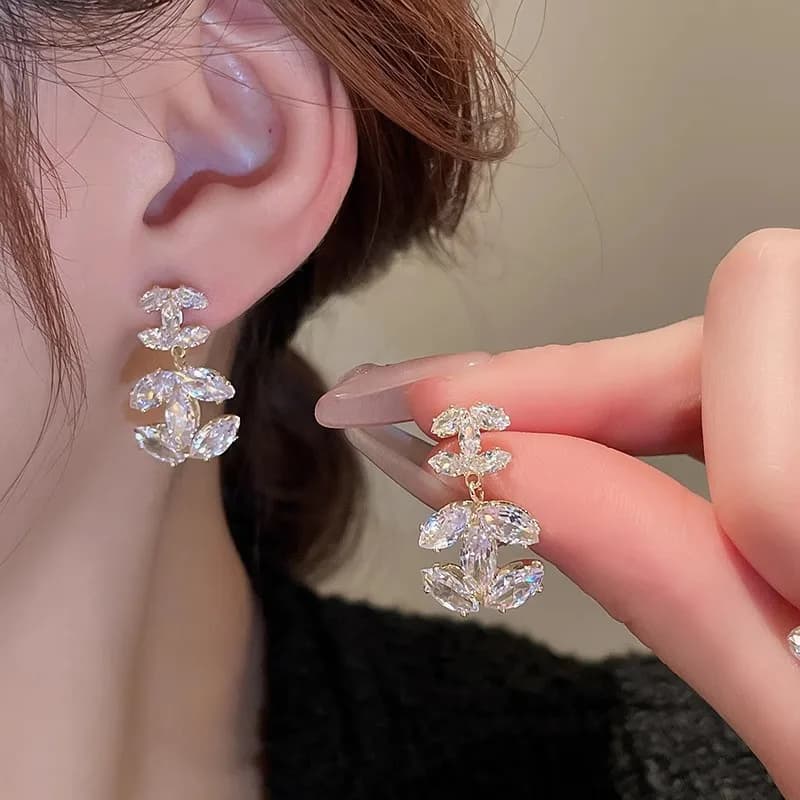 Orecchini Francesi con Lettere in Zircone Super Brillante, Lusso Leggero con Diamanti, Orecchini di Alta Gamma Personalizzati e Versatili alla Moda