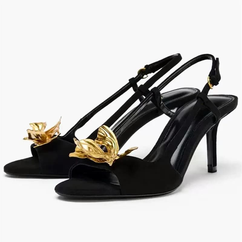 Sandali con tacco con decorazione floreale dorata Donna 2026 Estate Sexy Peep Toe Cinturino alla caviglia Tacchi alti sottili per scarpe eleganti da donna