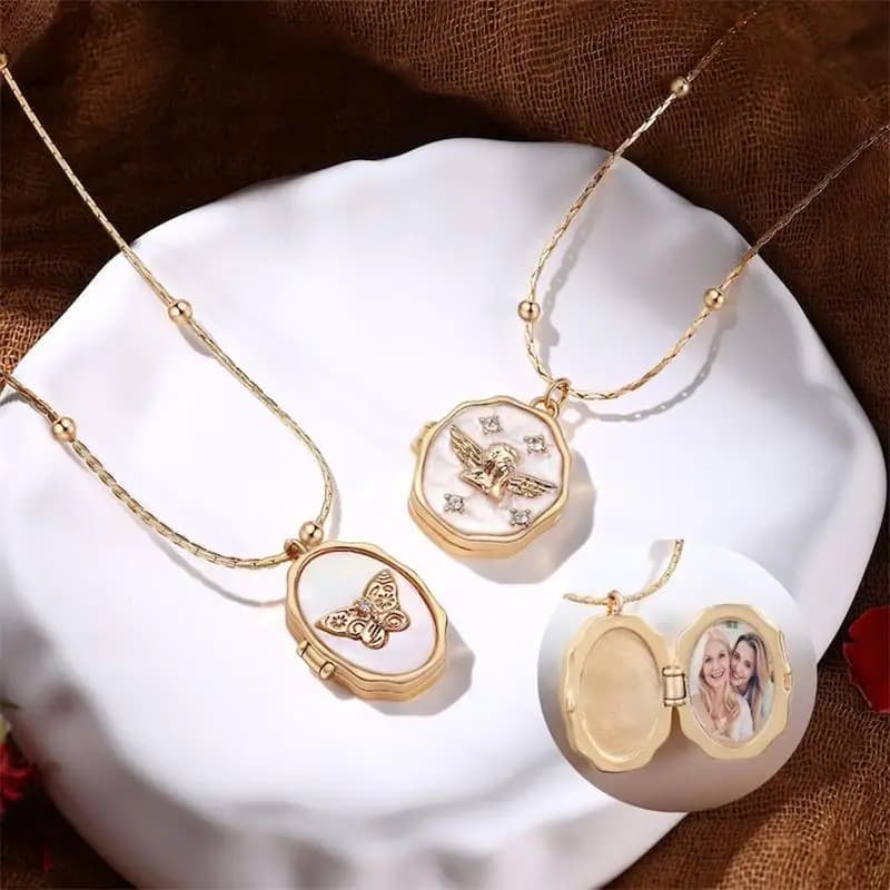Nuova Collana con Ciondolo Angelo Personalizzabile con Foto, Cornice a Farfalla Apribile, Gioiello Commemorativo, Regalo per la Festa della Mamma