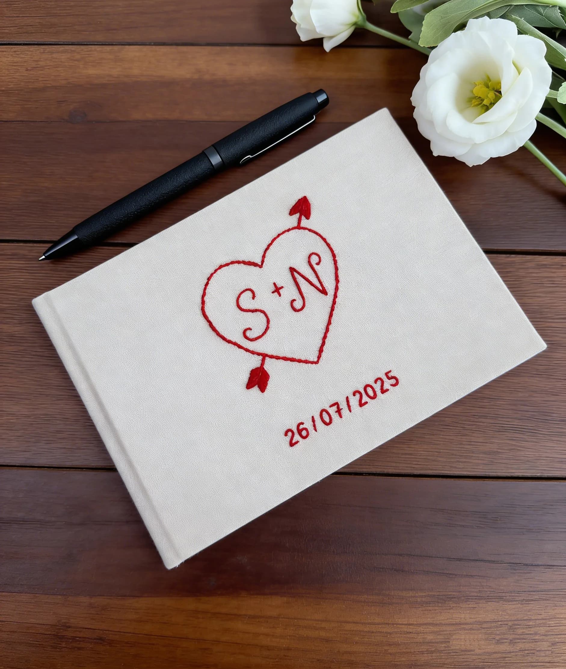 Libro degli Ospiti per Matrimonio in Lino Ricamato a Mano | Design a freccia con cuore | Libro dei Ricordi Personalizzato con Monogramma | Album Fotografico Personalizzato per W